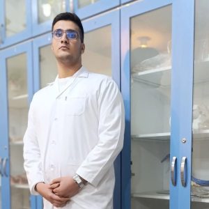 مدرس شیمی و زیست محمد‌متین امیری